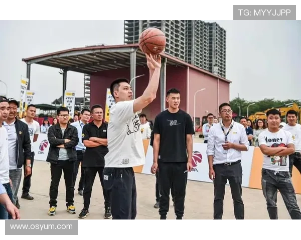曼城名宿小赖特中场休息现身感谢球迷